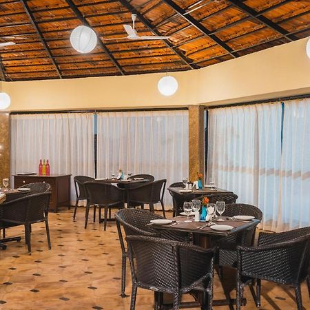 Coconut Grove Beach Resort Colva Exterior photo