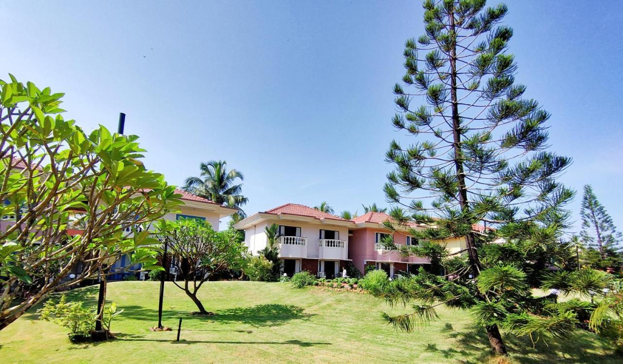 Coconut Grove Beach Resort Colva Exterior photo