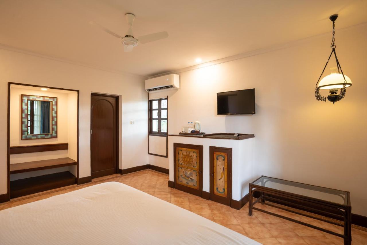 Coconut Grove Beach Resort Colva Exterior photo